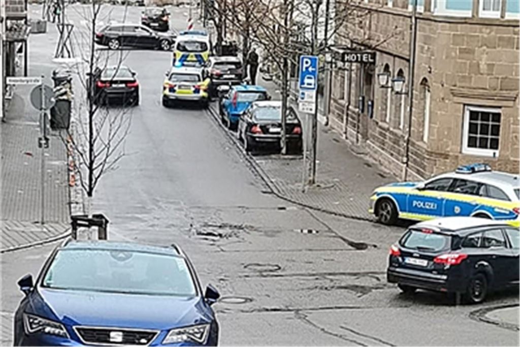 Mehrere Streifenwagen sind am Einsatz in der Poststraße beteiligt. Foto: privat