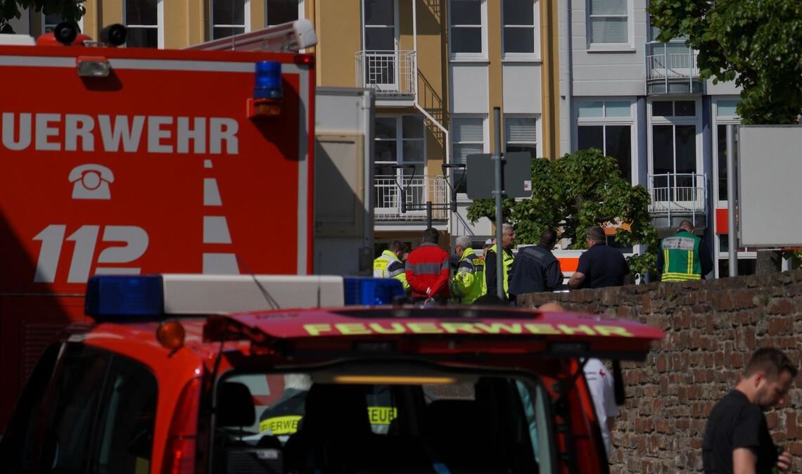 Mehrere Täter haben in Sinzig Geiseln in einer Bank genommen.
