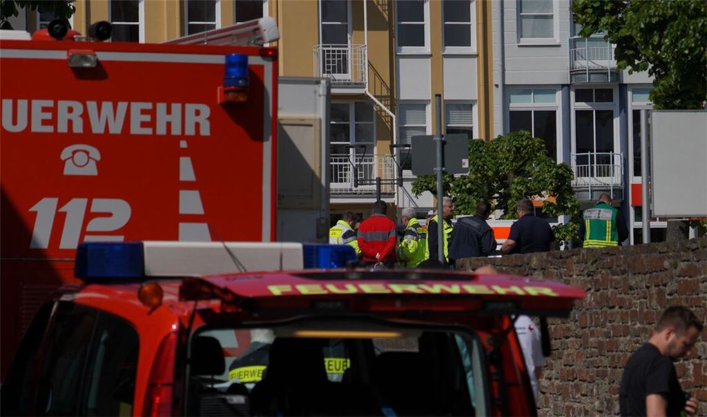 Mehrere Täter haben in Sinzig Geiseln in einer Bank genommen.