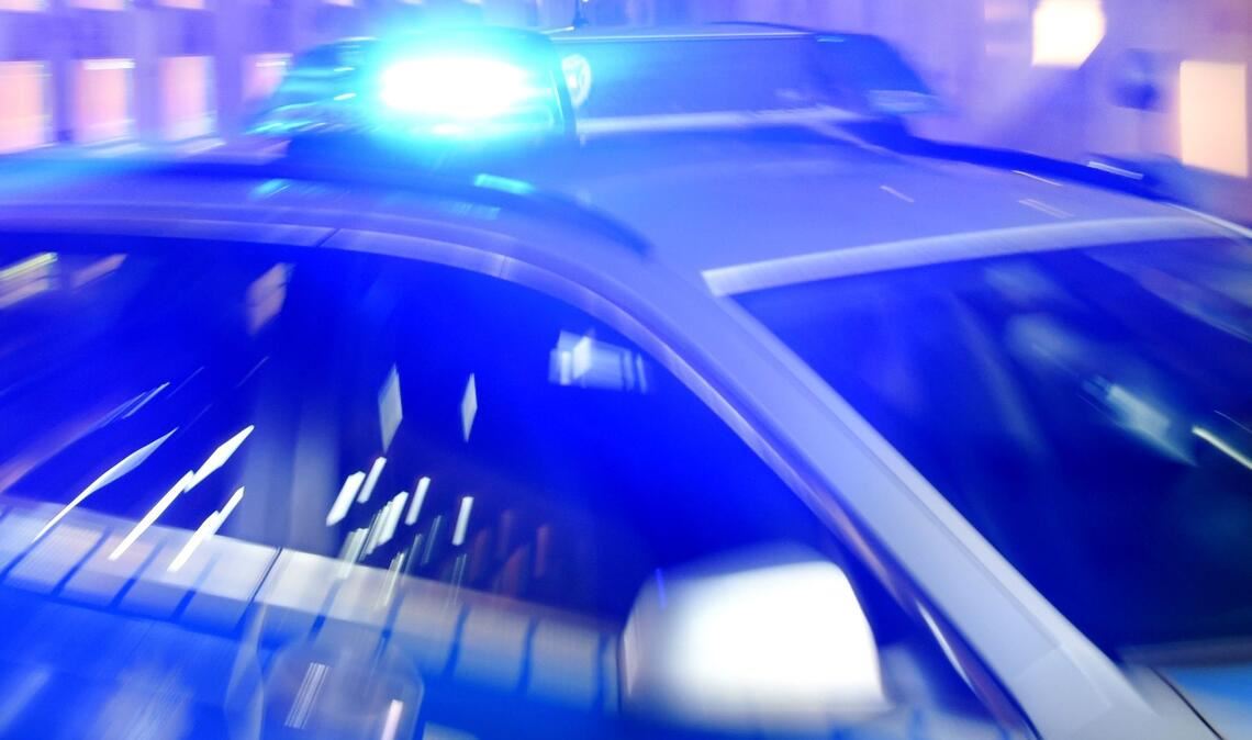 Mehrere Tatverdächtige haben sich nach einem Angriff auf einen 26-Jährigen in Berlin der Polizei gestellt. (Symbolbild)