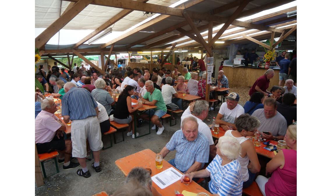 „Die Resonanz ist immer wieder überwältigend“ Mehrere Tausend Gäste zählt die Freiwillige Feuerwehr in Schmie bei ihrem dreitägigen Fest. Schon zum Auftakt am Samstagabend ist das Zelt proppenvoll.