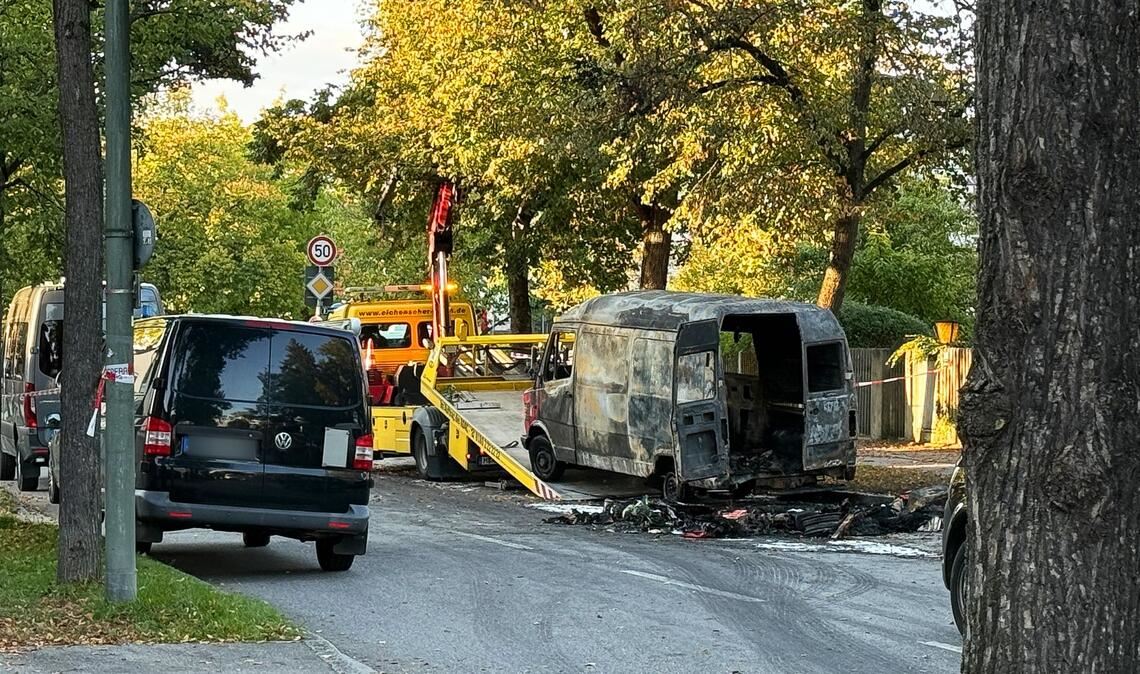 Mehrere Wagen gingen in Flammen auf.
