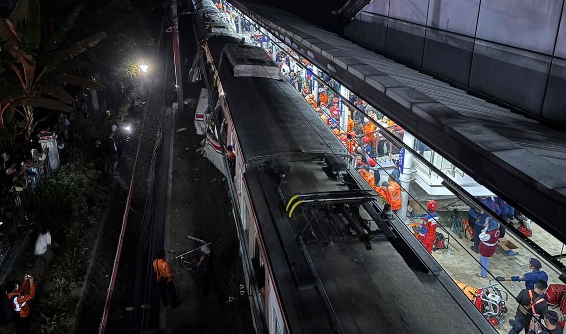 Mehrere Waggons wurden bei der Kollision beschädigt.