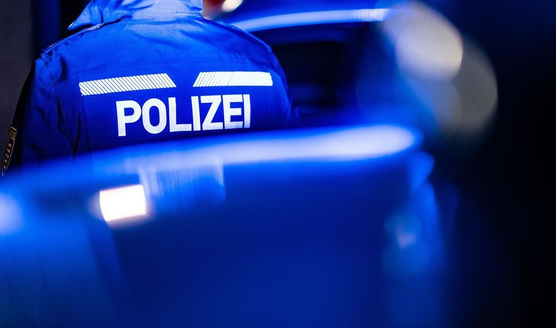 Mehrere vom Sohn alarmierte Streifen brachten die beiden Männer dann auseinandergebracht. (Symbolbild)