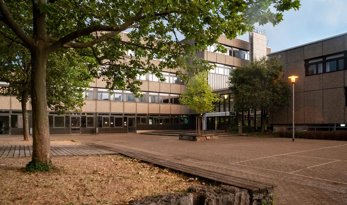 Stadt sendet Signal an Schulhof-Vandalen Mehrfach Schauplatz von blanker Zerstörungswut: das Schulgelände des Theodor-Heuss-Gymnasiums Mühlacker. Selbst das Dach dient hier als nächtlicher Treffpunkt. Foto: Fotomoment
