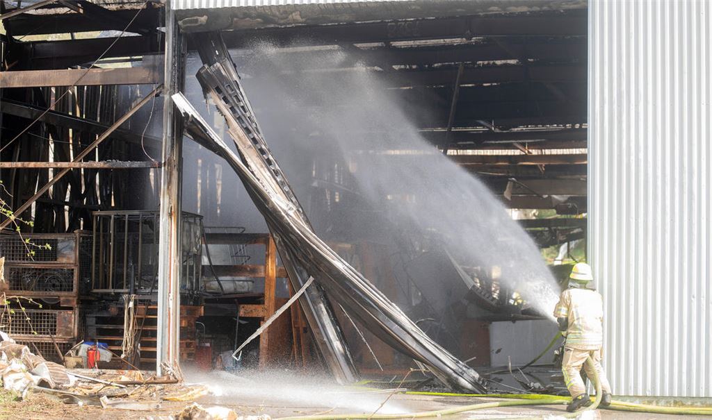 Mehrmalige Nachlöscharbeiten sind bei einem Brand in der Größenordnung, wie er sich in Lomersheim ereignet hat, nichts Ungewöhnliches. Fotos: Fotomoment (2)/Myroshnichenko