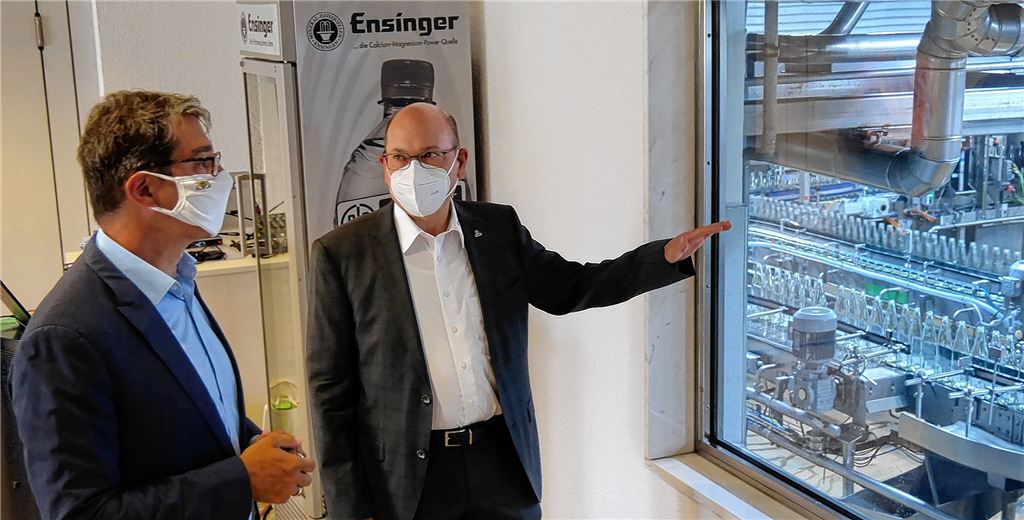 Mehrweg-Glasflaschen sind auch für Ensinger ein wichtiges Thema, betont Geschäftsführer Thomas Fritz (re.) beim Besuch des Grünen-Politikers und Diplom-Biologen Dr. André Baumann.Friedrich