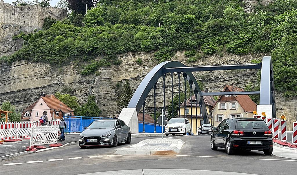 Meilenstein für Mühlacker und Dürrmenz: Seit dem frühen Freitagnachmittag fließt der Verkehr über die neue Herrenwaagbrücke. Foto: Klassen