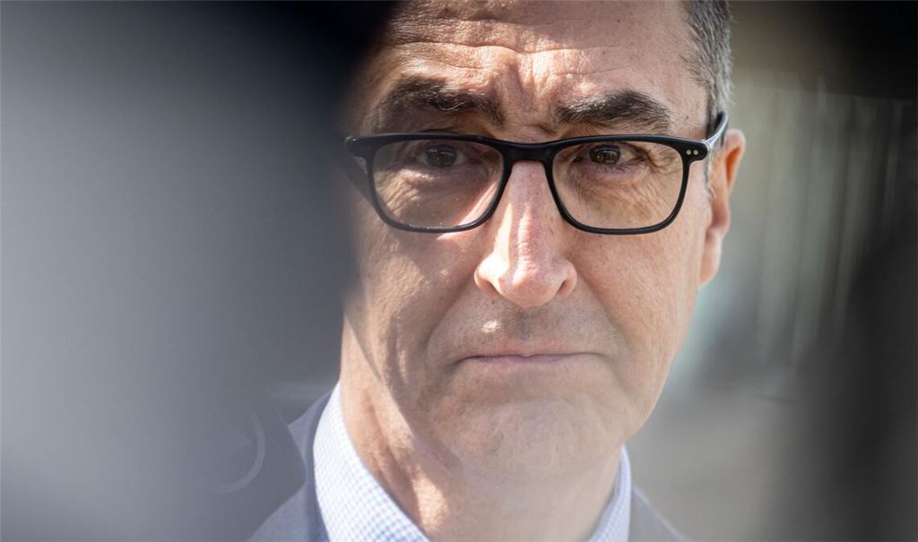 "Meine Eltern wollten danach, dass ich mich öffentlich zurückhalte, damit ich nicht selber zur Zielscheibe werde": Cem Özdemir über den Brandanschlag von Solingen.