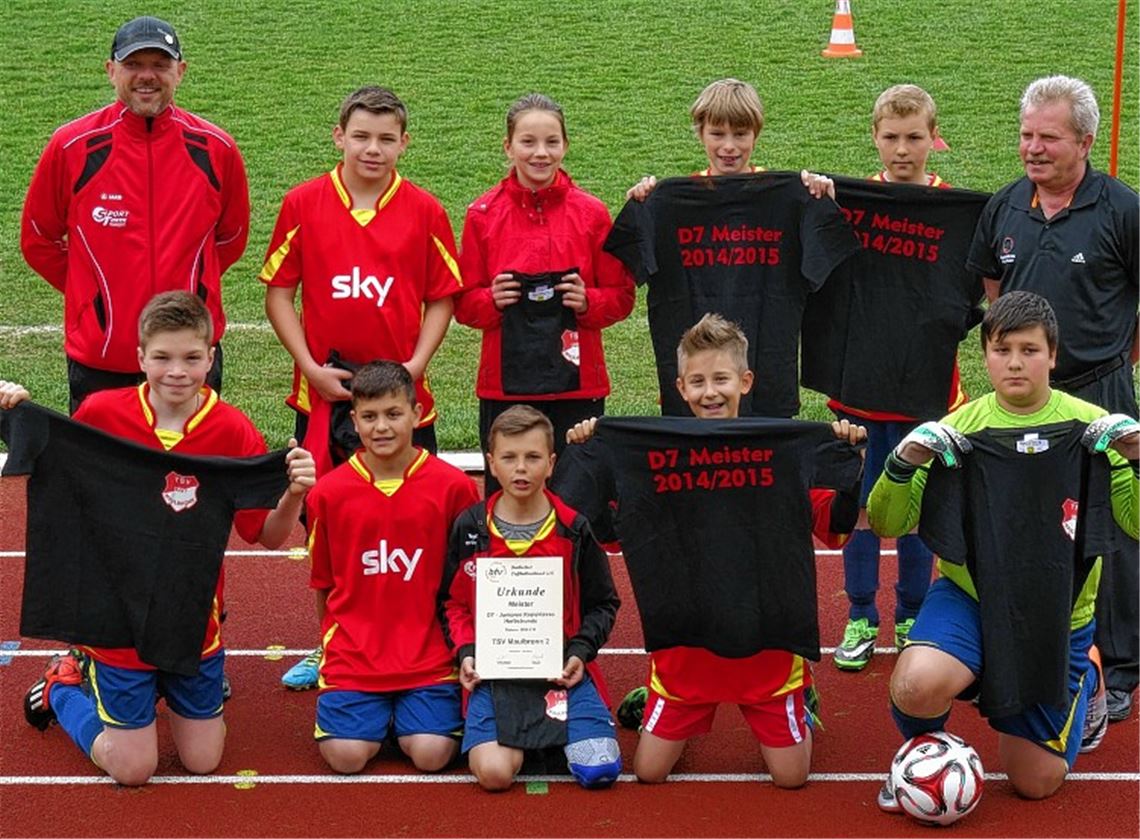 Meister-Ehrung im Rahmen des Sportfestes: Die D7-Jugend des TSV Maulbronn mit Staffelleiter Sedan Kinik (hinten re.) und Trainer Stefan Weiss (hinten li.).