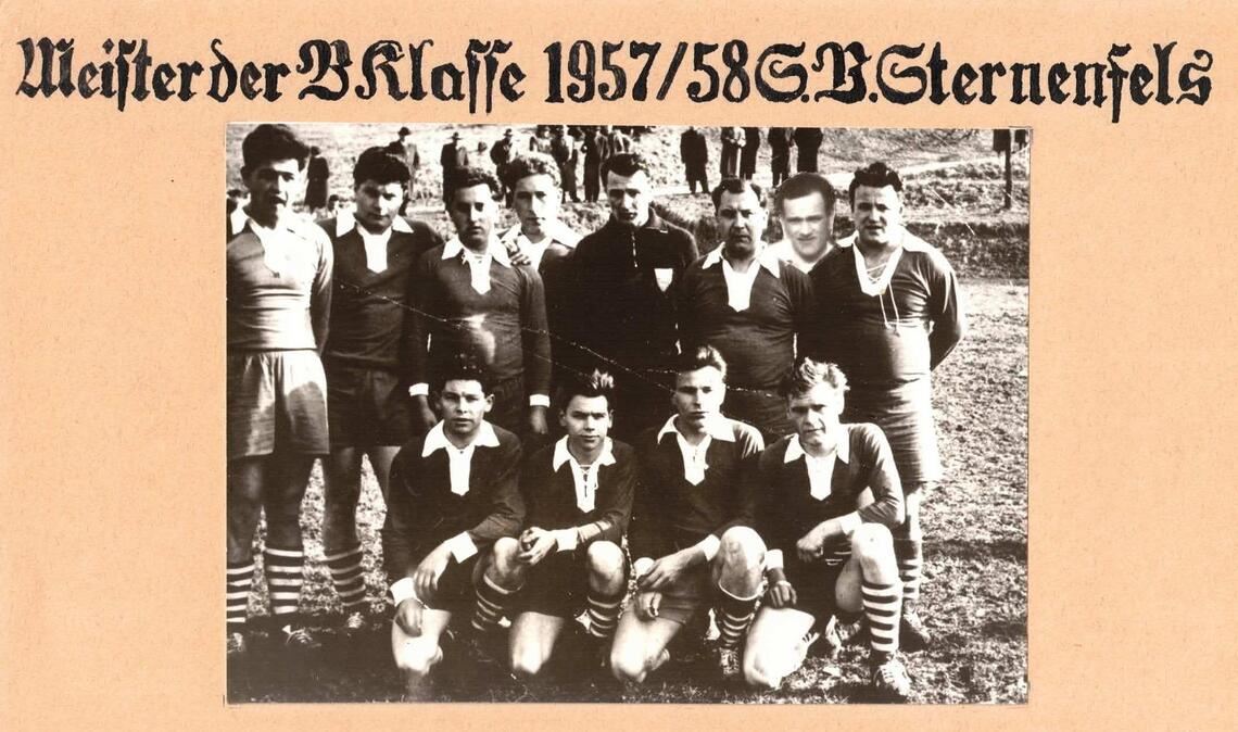 Meister der B-Klasse-Saison 1957/58: G. Blössel, R. Fernsel, B. Meyer, W. Fernsel, K. Kugler. P. Hagel, H.Burghardt (hinten, v.li.),L. Bast, K. Schindel, H. Schindel, M. Mannuß und W. Kugler.