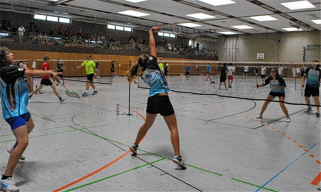 Mekka für Badminton-Spieler: Beim Stromberg-Turnier in Illingen tummeln sich 250 Teilnehmer in der Halle. Fotos: Stahlfeld