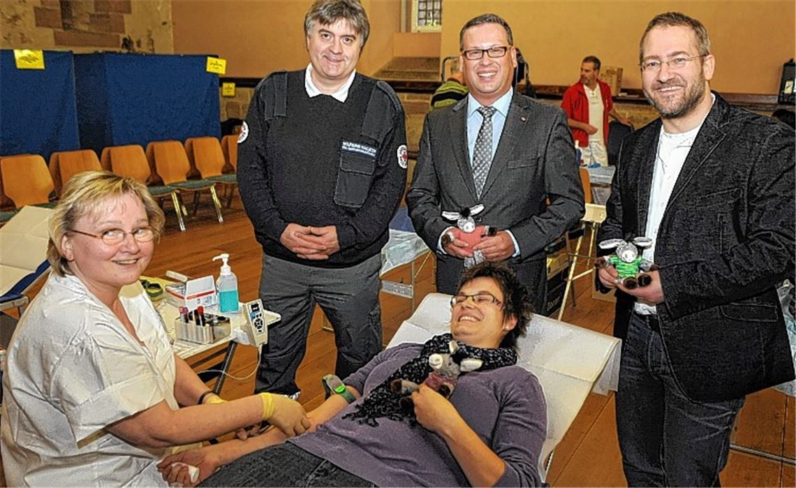 Melanie Hefter erhält als Geschenk der Bürgerstiftung von Frank Burghardt (re.) einen „Maulbronner Muli“ überreicht. Markus Hieronymus und Wolfgang Haalboom (hinten, v. re.) vom Deutschen Roten Kreuz freuen sich über die Werbung für das Blutspenden.