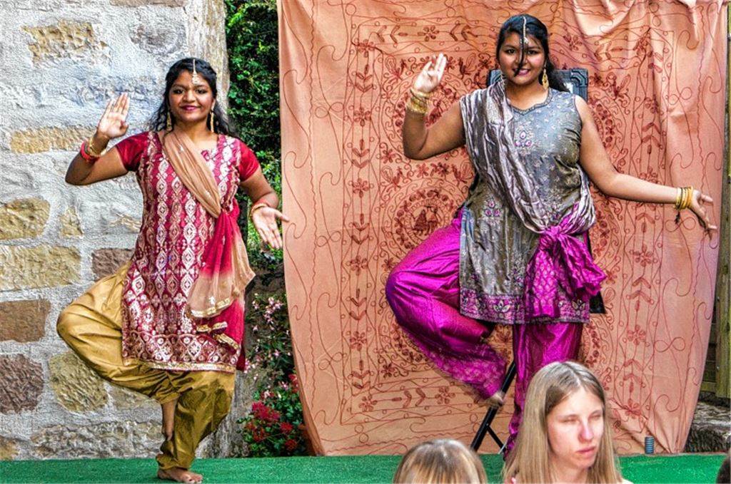 Melanie und Jennifer zeigen traditionelle indische Tänze.