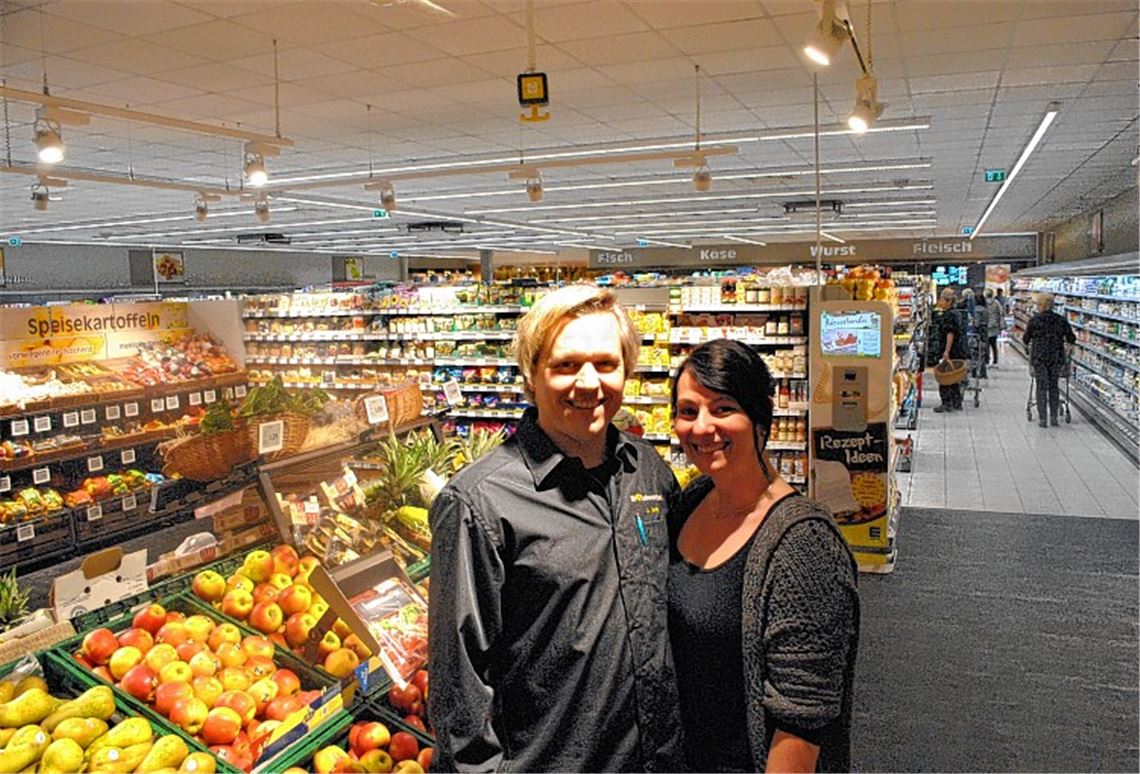 Melanie und Jochen Arlt freuen sich über die ersten Kunden in ihrem wiedereröffneten EDEKA-aktiv Markt an der Luigstraße in Illingen.