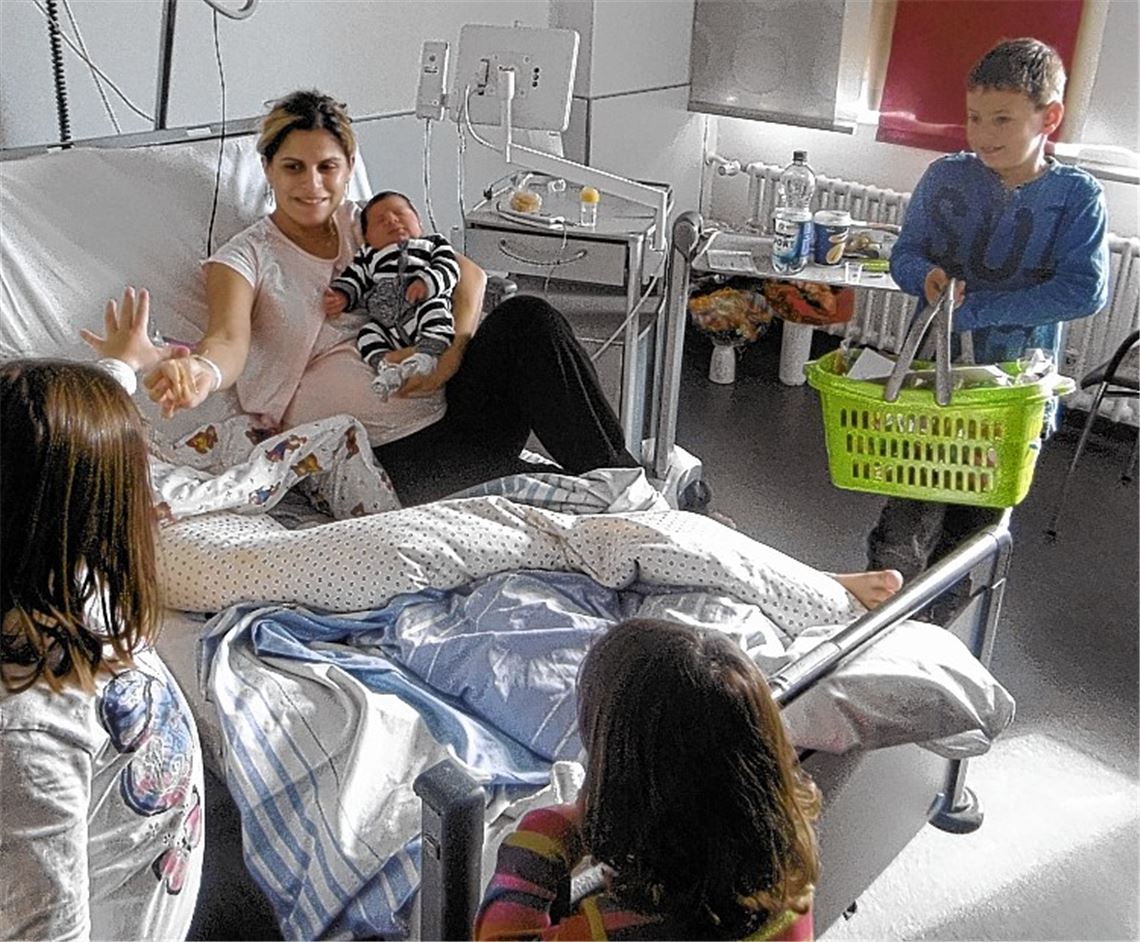 Schüler überraschen Mütter in der Klinik