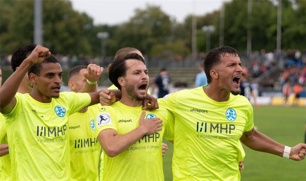 Melkamu Frauendorf, Torschütze David Tomic und Milan Petrovic (v.li.) jubeln vor den mitgereisten Kickers-Fans über den Auswärtssieg.