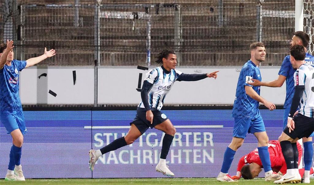 Melkamu Frauendorf bejubelt sein Tor für die Kickers beim 3:1 im WFV-Pokal-Viertelfinale  gegen Freiberg – für das Ligaspiel ist sein Einsatz fraglich.