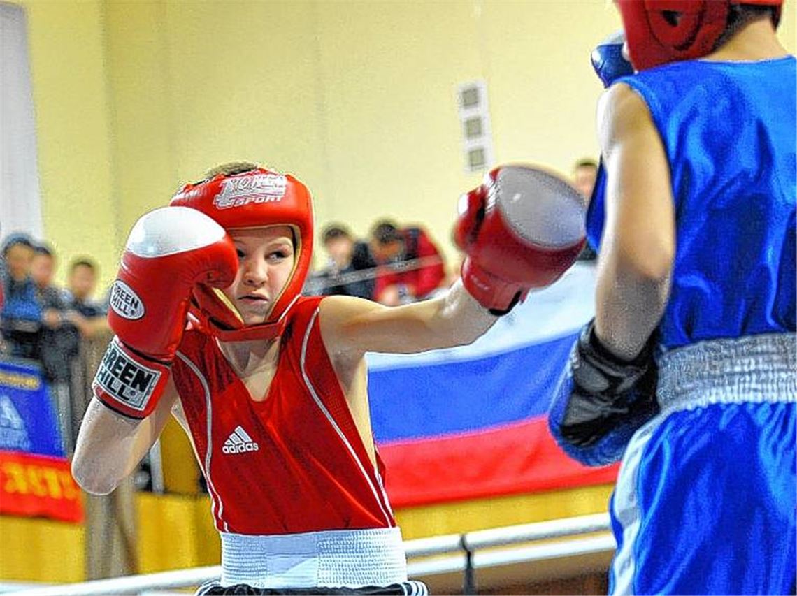 Melvin Beck vom Boxring Ötisheim (rotes Trikot) setzt sich mit Danil Nesametdinow auseinander.  Foto: privat