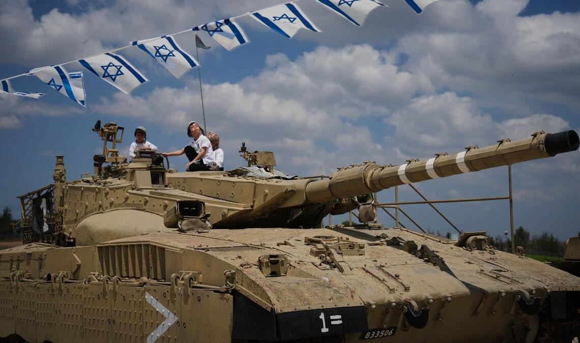 Memorial Day in Israel: Menschen klettern auf alte Panzer in der Gedenkstätte des Panzerkorps.
