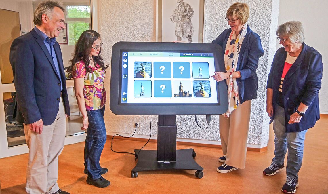 Ein Stück modernes Leben Memory ist eines der Spiele, die auf dem Care Table verfügbar sind. Markus Schellinger, Huong Lan Nguyen, Simone Mühling und Monika Malkowski (v.li.) stellen das Gerät vor. Foto: Friedrich