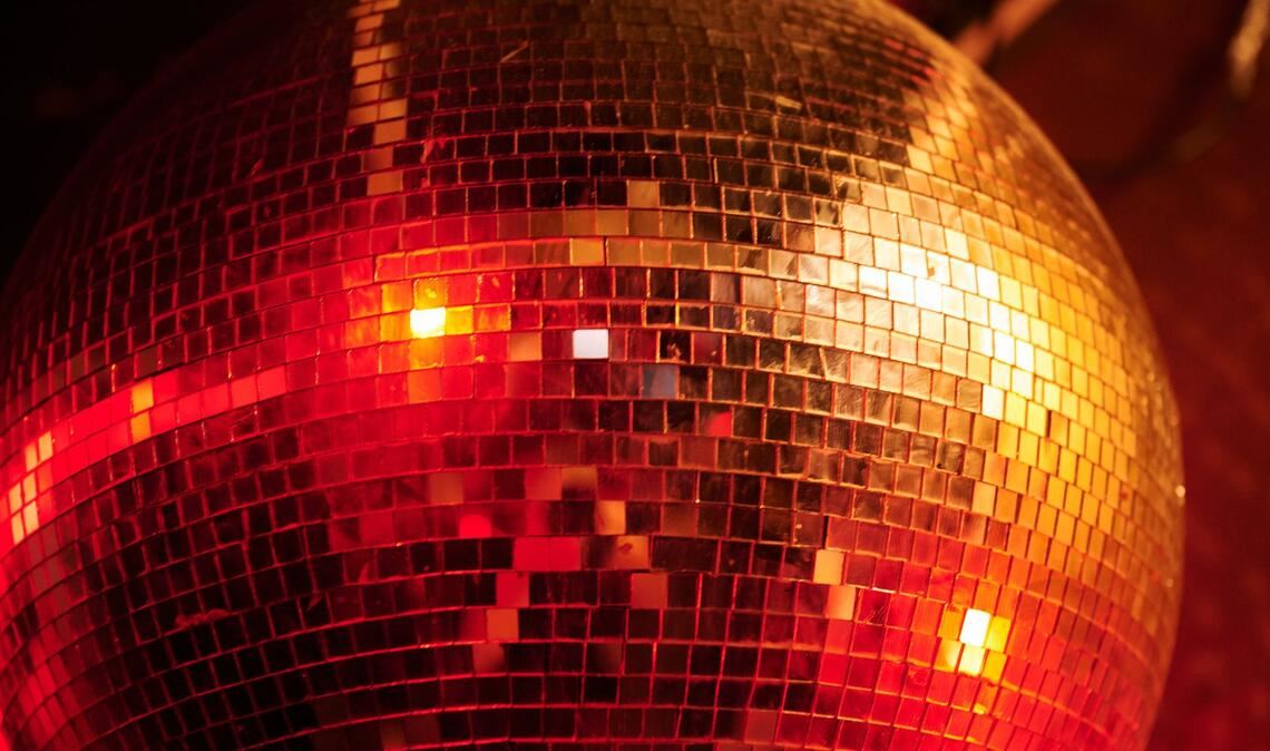 Mensch, damals bei der einen Party! Bei energiegeladenen Songs erinnert man sich eher an aufregende und freudvolle Momente. (Symbolbild)