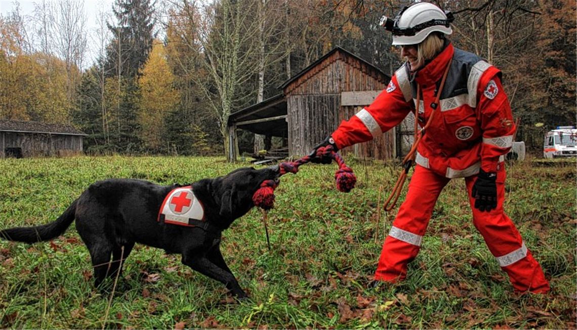 Mensch und Tier als starkes Team. Ausgebildet wird nicht nur der Hund, auch der Hundeführer muss als Ersthelfer wissen, was im Ernstfall zu tun ist.