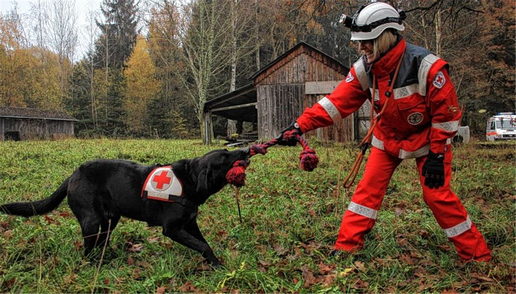 Mensch und Tier als starkes Team. Ausgebildet wird nicht nur der Hund, auch der Hundeführer muss als Ersthelfer wissen, was im Ernstfall zu tun ist.