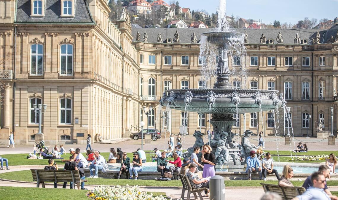 Menschen auf dem Schlossplatz genießen das Wetter. (Archivbild)