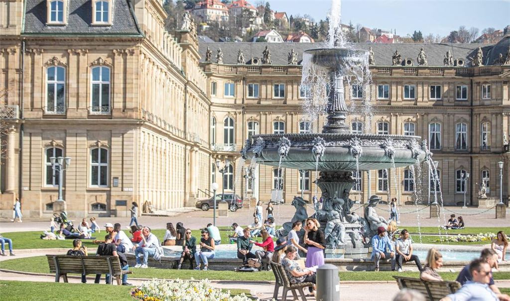 Menschen auf dem Schlossplatz genießen das Wetter. (Archivbild)