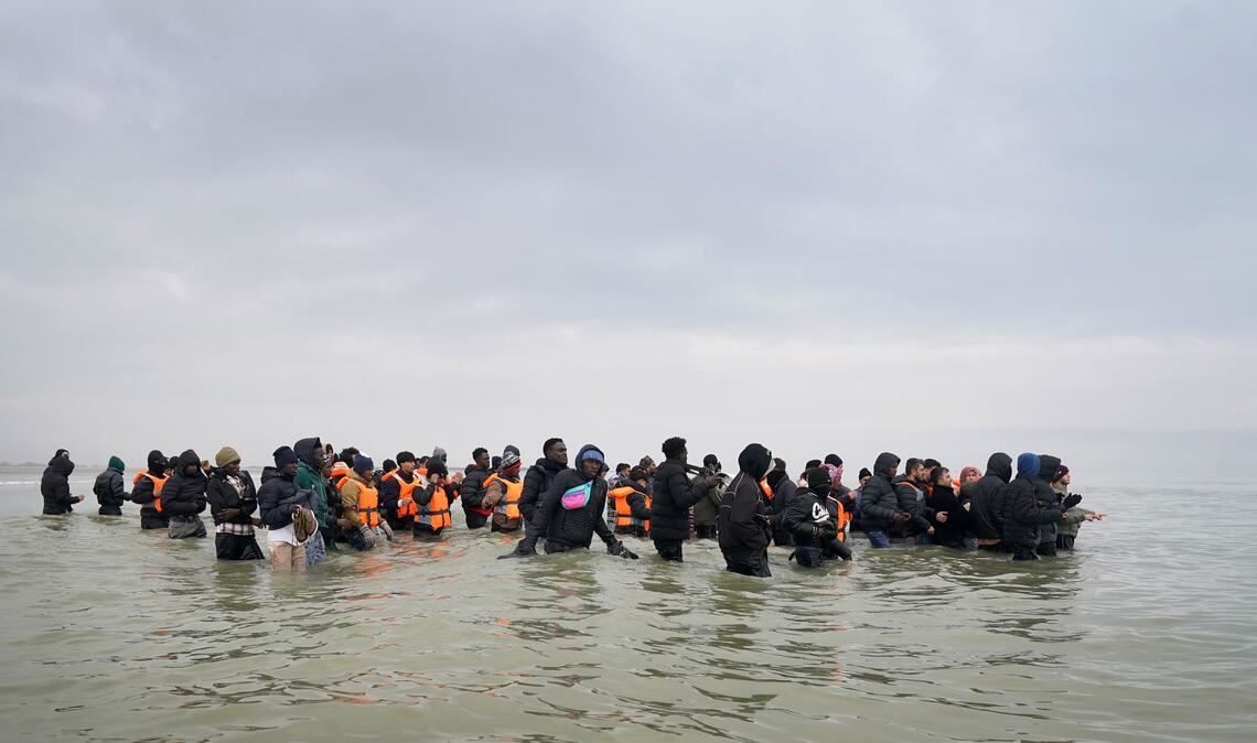 Menschen auf dem Weg über den Ärmelkanal