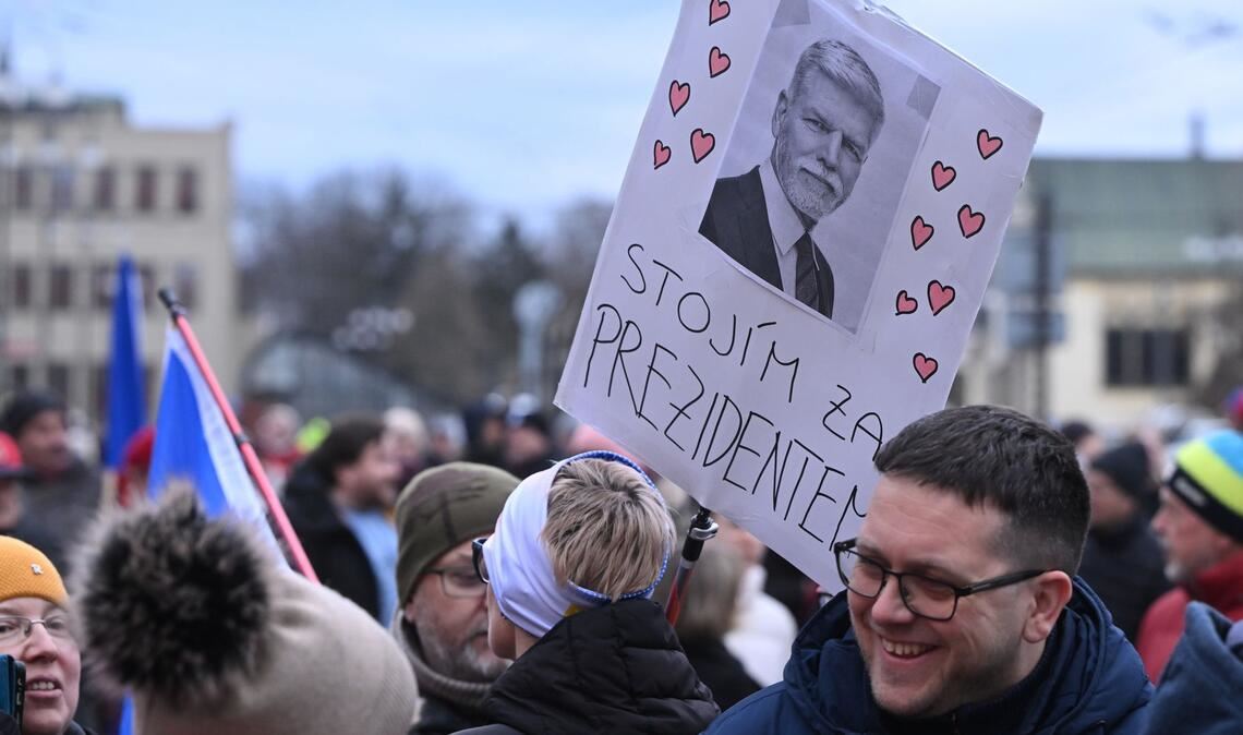 Menschen demonstrieren zur Unterstützung des tschechischen Präsidenten Pavel in Pardubice (Pardubitz), Ostböhmen. Auf dem Schild steht "Ich stehe zum Präsidenten".