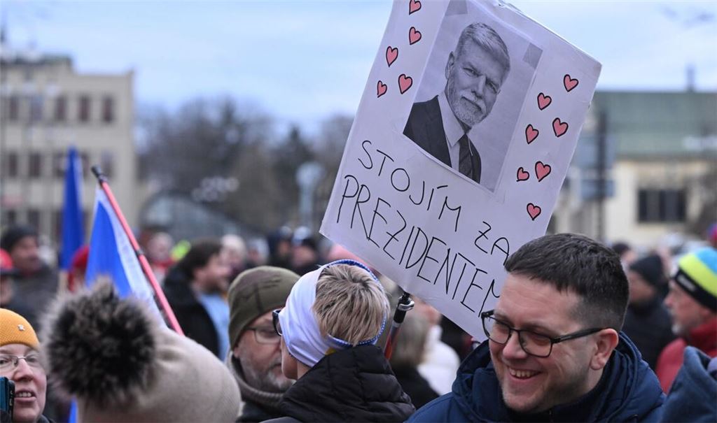 Menschen demonstrieren zur Unterstützung des tschechischen Präsidenten Pavel in Pardubice (Pardubitz), Ostböhmen. Auf dem Schild steht "Ich stehe zum Präsidenten".