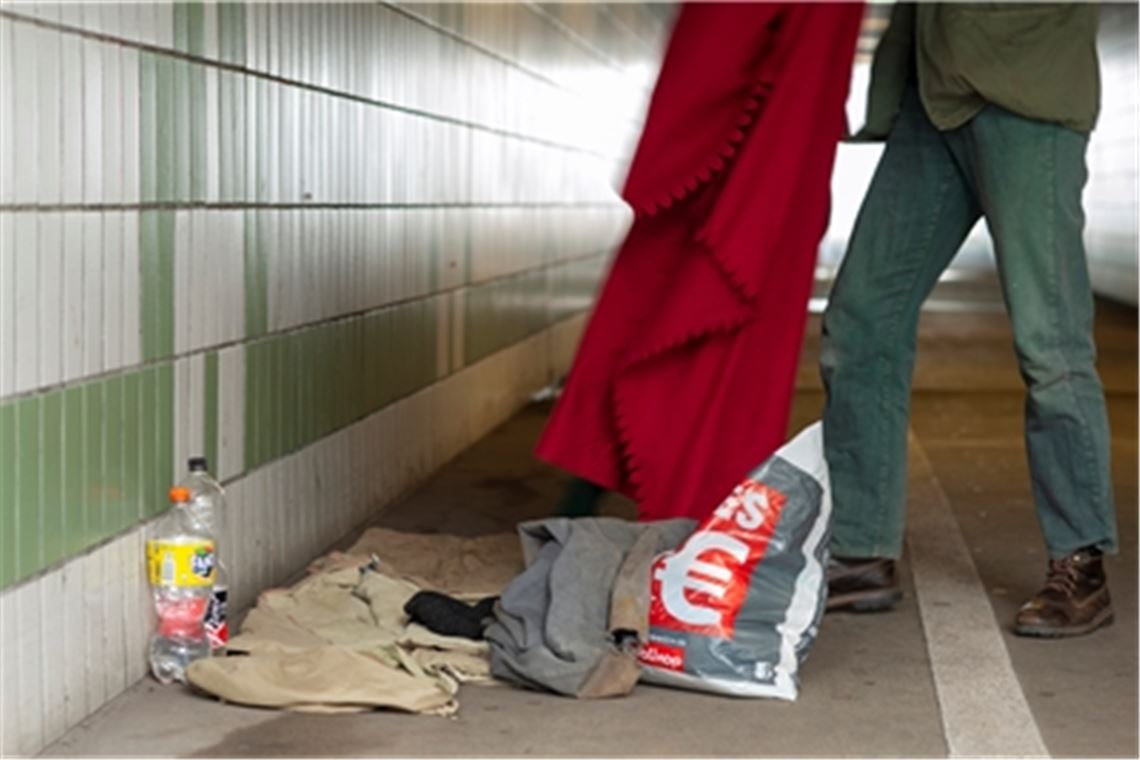 Menschen, die sich ihre Wohnung nicht mehr leisten können, landen – wie auf diesem gestellten Bild – im schlimmsten Fall auf der Straße oder in einer Unterführung.Foto: Fotomoment