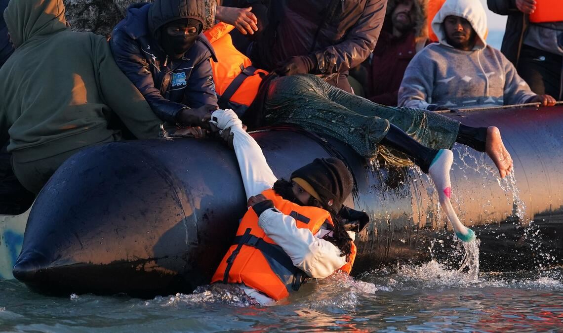 Menschen drängen sich an Bord eines kleinen Bootes vor der Küste von Dünkirchen in Frankreich, während sie versuchen den Ärmelkanal nach Großbritannien zu überqueren.