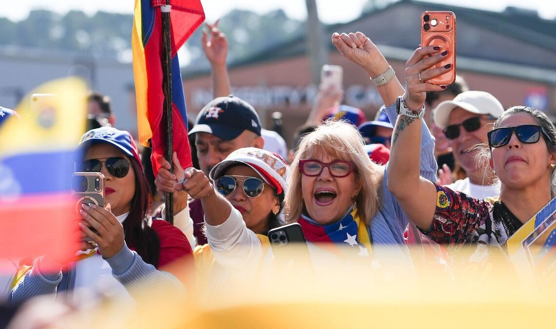 Menschen feiern in Texas die Absetzung des venezolanischen Präsidenten Nicolás Maduro.