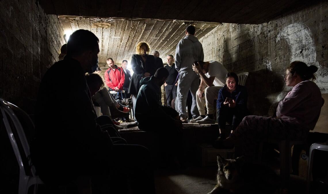 Menschen gehen in Israel in einem Luftschutzkeller in Deckung.