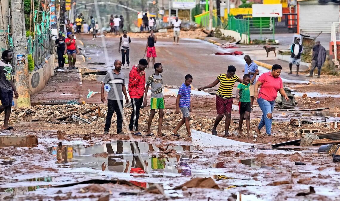 Menschen gehen nach dem Durchzug von Hurrikan «Melissa» durch Santa Cruz.