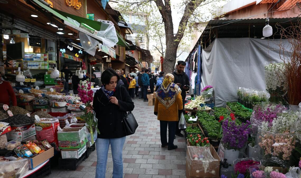Menschen in Teheran erledigen ihre Einkäufe vor dem persischen Neujahrsfest Norus im Schatten des Krieges.