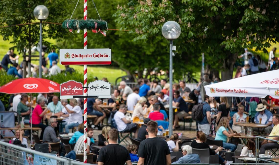 Menschen in einem Stuttgarter Biergarten genießen die Sonne. (Archivbild)