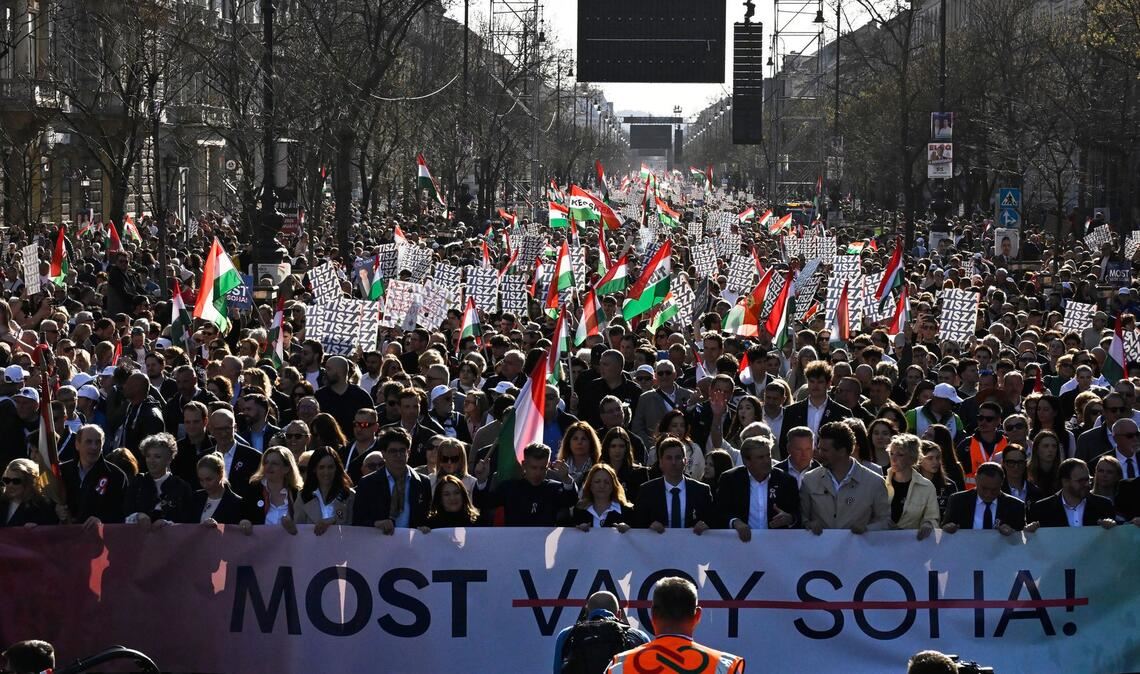 Menschen in riesiger Zahl folgten dem Aufruf von Oppositionsführer Peter Maygar zu einem "Nationalen Marsch für die Systemwende".