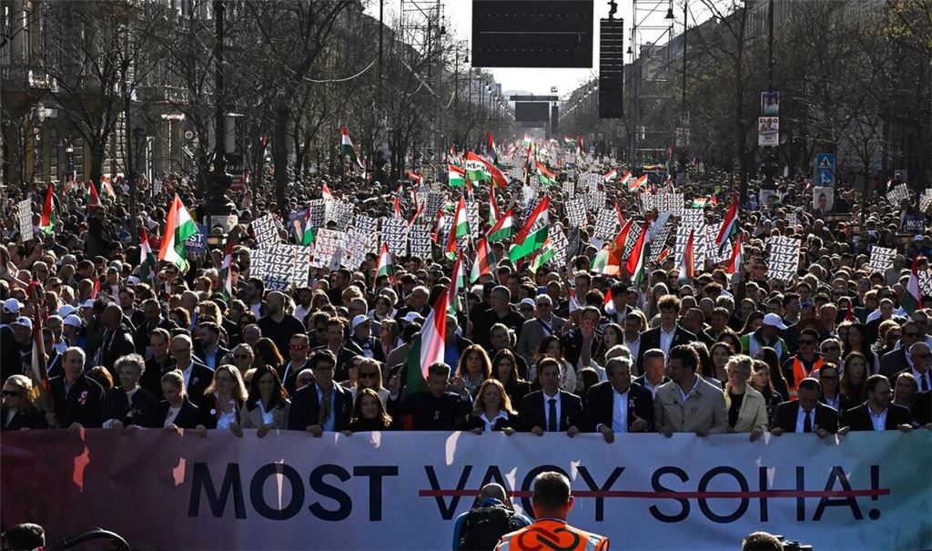 Menschen in riesiger Zahl folgten dem Aufruf von Oppositionsführer Peter Maygar zu einem "Nationalen Marsch für die Systemwende".