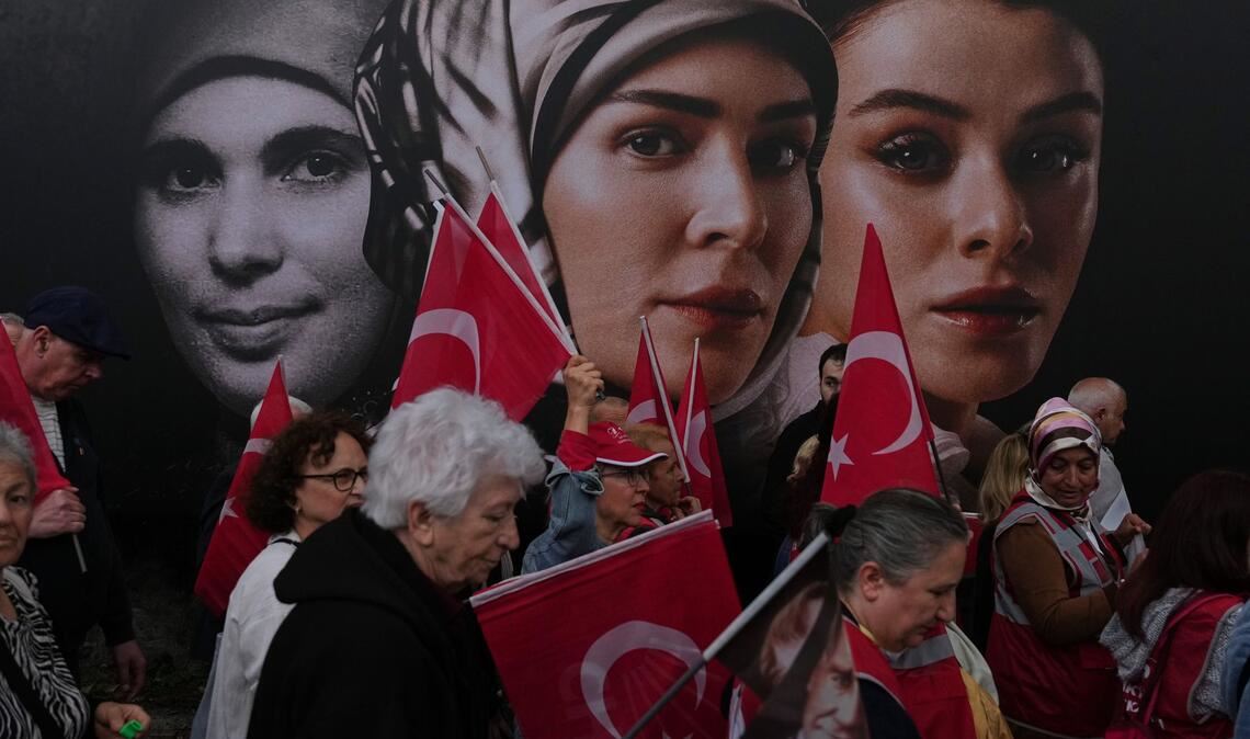 Menschen marschieren zur Unterstützung von Özgür Özel, dem Vorsitzenden der Republikanischen Volkspartei (CHP), der größten Oppositionspartei der Türkei.