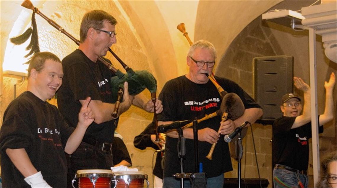 Menschen mit und ohne Behinderung spielen gemeinsam in der Brenz-Band. Foto: Wendelstein