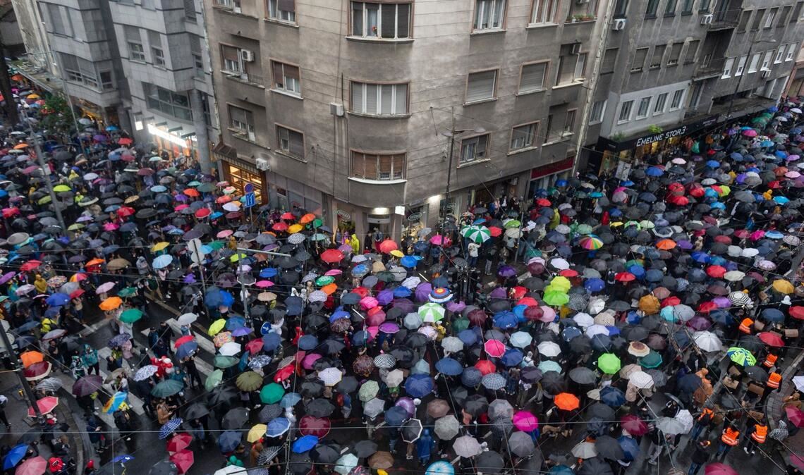 Menschen nehmen an einem von der Opposition angeführten Protest in Belgrad teil.