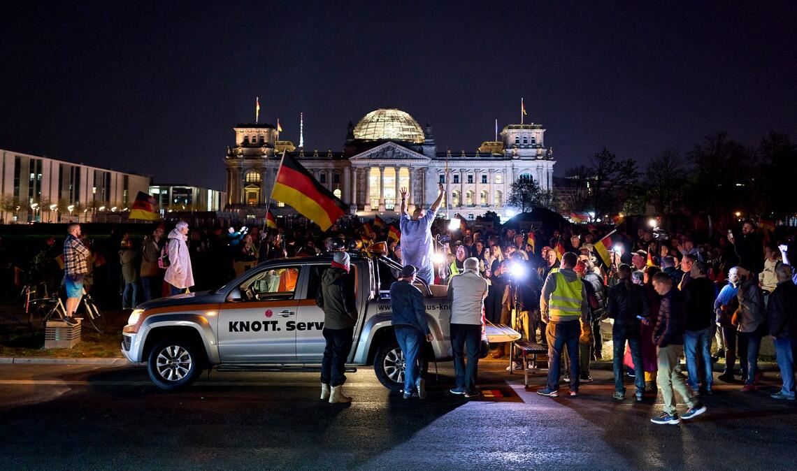 Menschen nehmen an einer Kundgebung gegen hohe Spritpreise teil mit Sebastian Bormann auf einem Pick-up am Platz der Republik vor dem Reichstagsgebäude in Berlin.