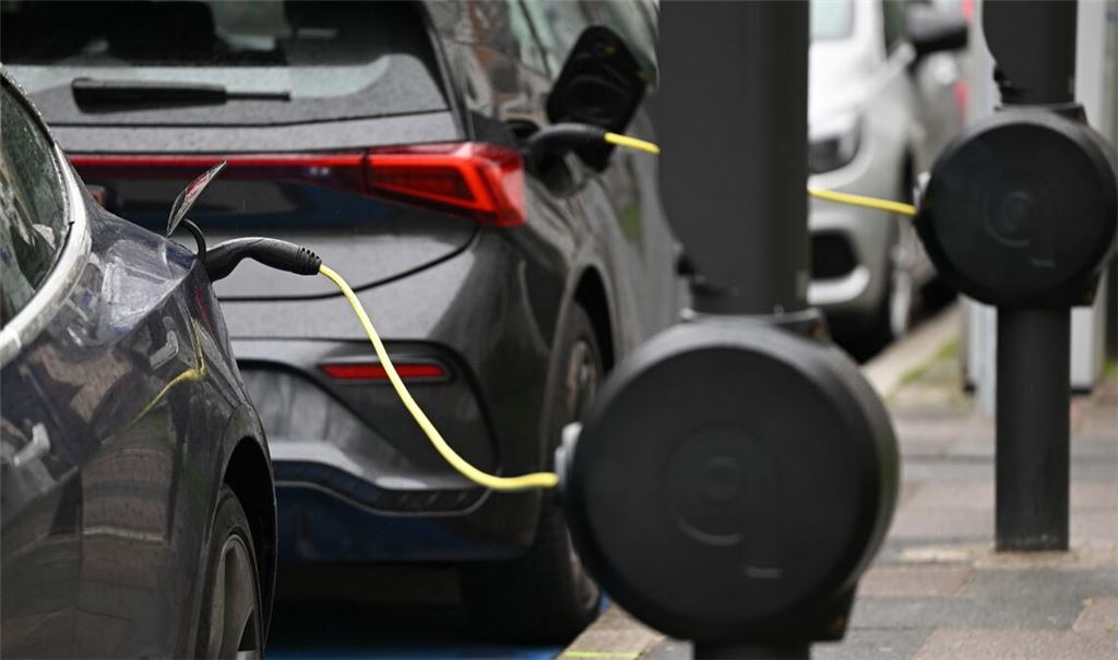 Menschen ohne E-Auto schätzen deren Nachteile als gravierender ein. (Symbolbild)