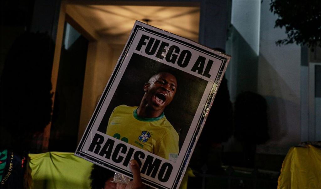 Menschen protestieren vor dem spanischen Generalkonsulat in São Paulo.
