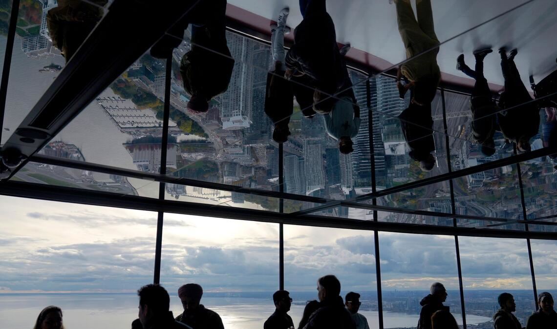 Bilder des Tages Menschen schauen vom CN Tower in Toronto auf das Rogers Centre und den Ontariosee.