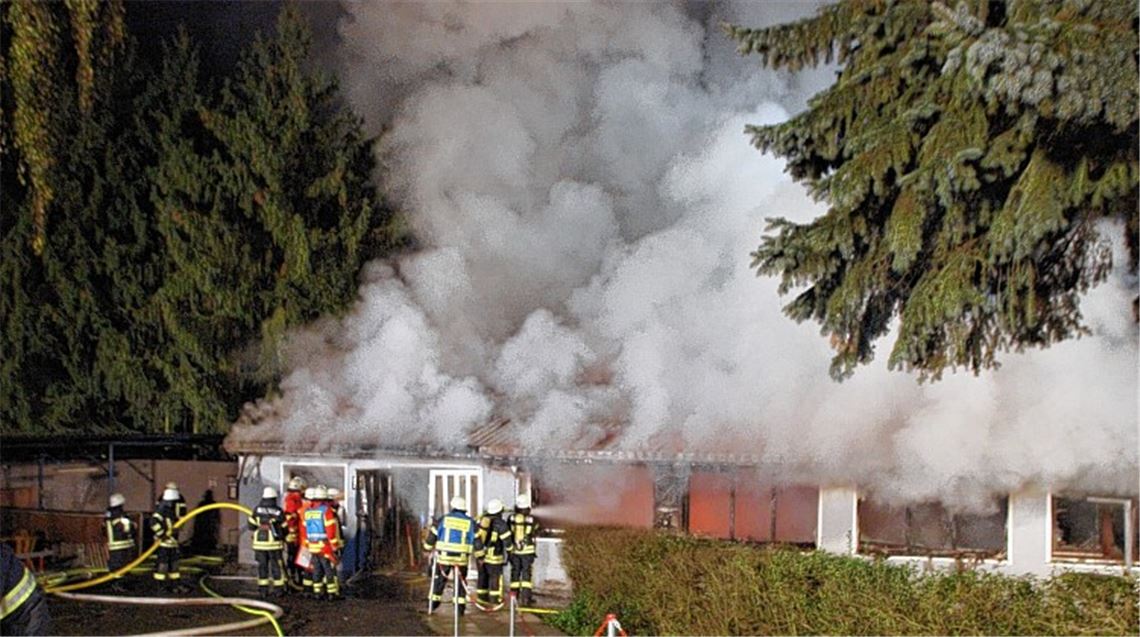 Menschen sind durch das Feuer im Vereinsheim der Ispringer Kleintierzüchter nicht verletzt worden. Der Rettungsdienst des DRK hatte vorsorglich 23 Helfer im Einsatz. 